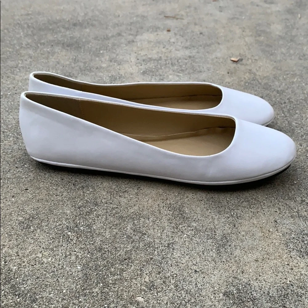 Soda White Women's Classic Round-Toe Ballet Flats